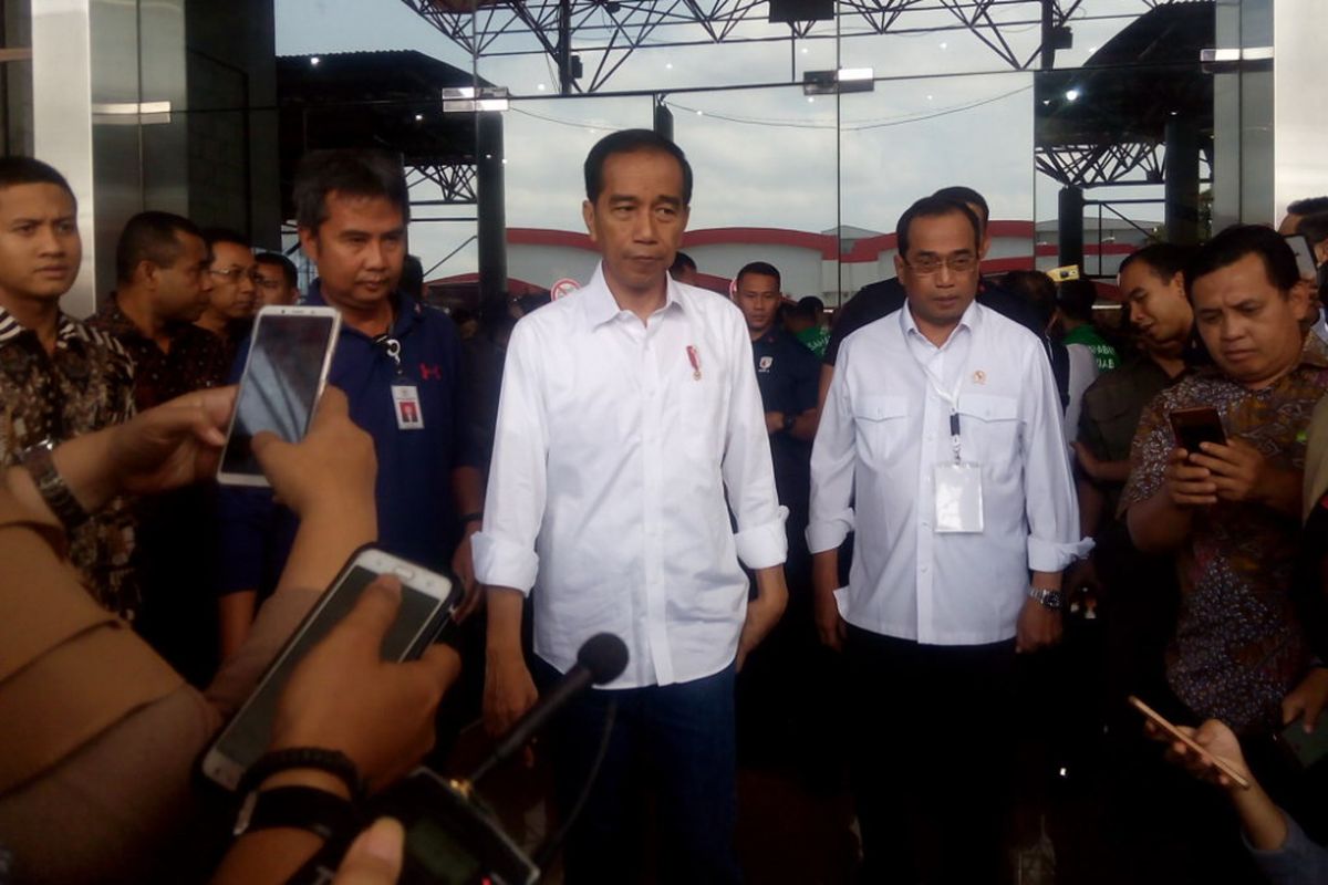 Presiden Joko Widodo (Jokowi) memberikan keterangan pers usai menghadiri acara Silaturahmi Nasional (Silatnas) Keluarga Besar Pengemudi Online di Jakarta International Expo Kemayoran, Jakarta, Sabtu (12/1/2019).