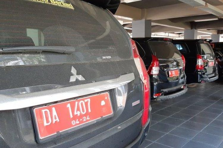 Area parkir mobil dinas Sekretariat DPRD Provinsi Kalsel.
