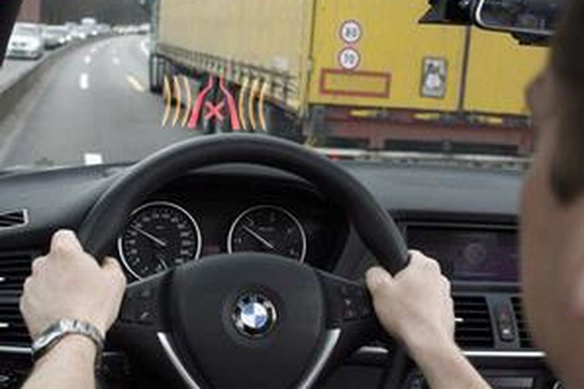 Dengan BWM NPA pengemudi bisa memastikan, bisa mendahului melalui celah sempit atau tidak