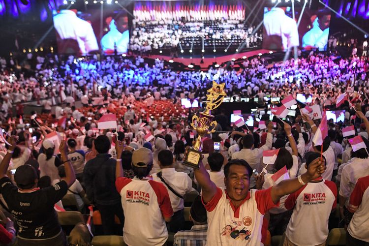 Pendukung mengibarkan Bendera Merah Putih saat menanti Presiden terpilih Joko Widodo menyampaikan pidato pada Visi Indonesia di Sentul International Convention Center, Bogor, Jawa Barat Minggu (14/7/2019). Joko Widodo menyampaikan visi untuk membangun Indonesia di periode kedua pemerintahannya diantaranya pembangunan infrastruktur, pembangunan sumber daya manusia, investasi, reformasi birokrasi dan efektifitas serta efisiensi alokasi dan penggunan APBN.