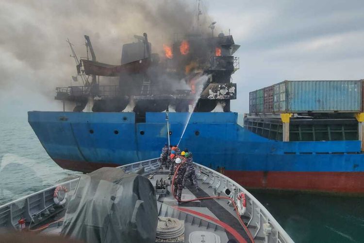 Kapal Cargo KM Alexindo 8 yang sedang melakukan labuh jangkar di Perairan Teluk Jodoh Batam, Kepulauan Riau (Kepri) terbakar sekitar pukul 14.30 WIB, Rabu (21/2/2024).