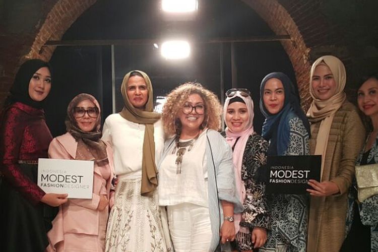 Para desainer busana muslim Indonesia berfoto di sela acara Turino Fashion Week.