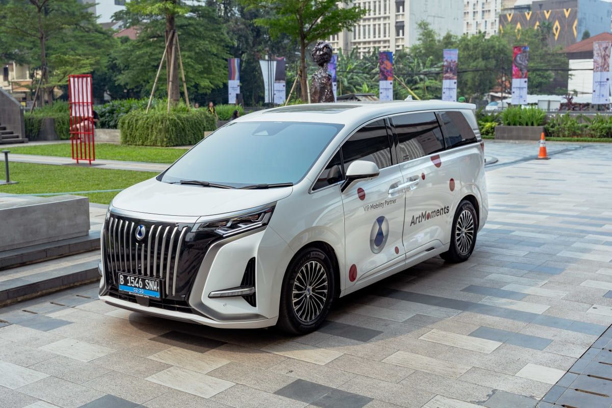 DENZA D9 yang dipamerkan di ajang ArtMoments 2026 yang berlangsung sejak Kamis (4/6/2026) di AGORA Mall, Jakarta Pusat.