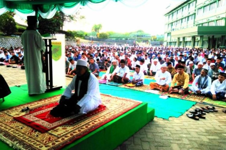 Khatib dalam Khutab Shalat Idul Fitri 1439 hijriah di Lapangan Apel Makodam XVIII/Kasuari, Papua Barat, Jumat (15/6/2018).