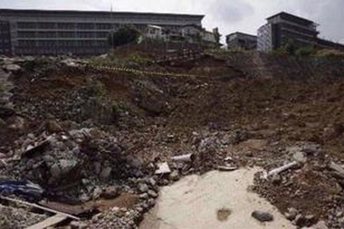 Proyek pembangunan kompleks olahraga terpadu Hambalang di Kecamatan Citereup, Kabupaten Bogor, Jawa Barat, Rabu (30/5/2012). Proyek senilai Rp 1,175 triliun tersebut menghadapi beberapa persoalan antara lain amblesnya tanah di area Power House III dan fondasi lapangan bulu tangkis seluas 1.000 meter persegi periode Desember 2011. Selain itu proyek ini kini tengah didalami oleh Komisi Pemberantasan Korupsi perihal dugaan suap oleh anggota DPR.  