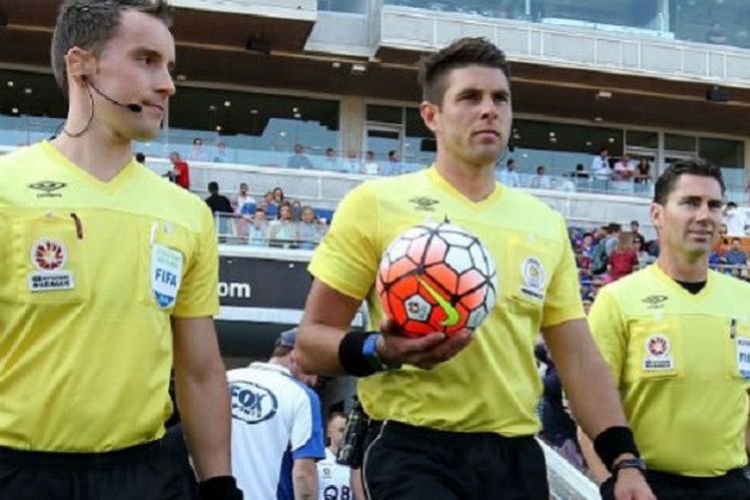 Wasit asal Australia, Shaun Evans.