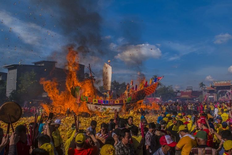 Suasana Festival Bakar Tongkang 2018 di Bagansiapiapi, Kabupaten Rokan Hilir Provinsi Riau, Sabtu (30/6/2018). 