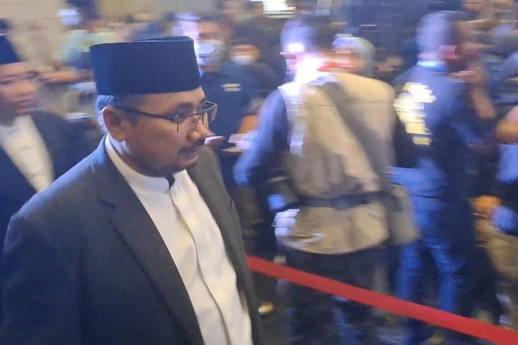 Menteri Agama (Menag) Yaqut Cholil Qoumas saat memasuki ruang Sidang Isbat di Kantor Kementerian Agama (Kemenag), Jakarta Pusat, Rabu (22/3/2023). 