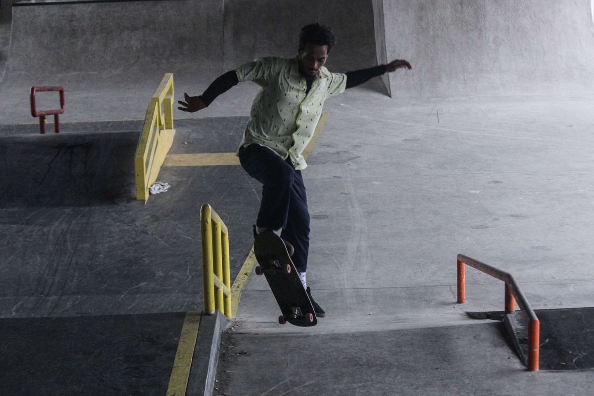 Pengunjung bermain skateboard di Skatepark Pasar Rebo, Jakarta Timur, Minggu (5/1/2020). Sebelum dibangun skatepark, area di bawah jalan layang Pasar Rebo ini adalah lahan kosong dan dimanfaatkan para pemulung, dan pedagang kali lima (PKL) mangkal.