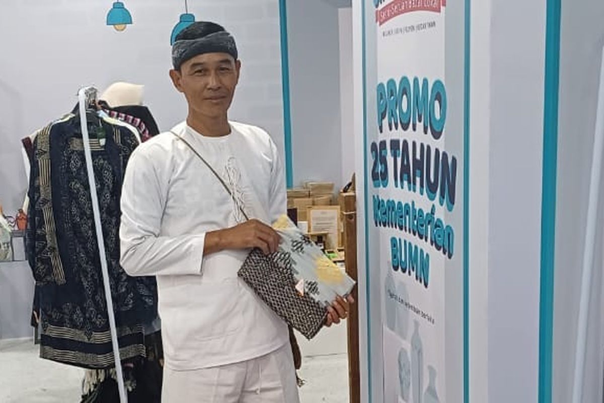 Pebisnis kain tenun brand Tenun Garut Hendar (Tegar)