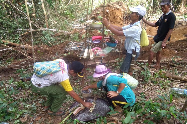 Ritual pakan talun yang diadakan Desa Ongko Asa saat membuka jalan kampung yang melintasi hutan, Selasa (24/11/2020). 