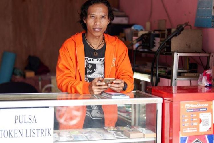 Agus Sunarjoyo, seorang Mitra Shopee asal Sragen, Jawa Tengah.