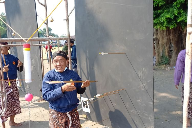 Para peserta lomba Jemparingan di Alun-alun Kidul, Kota Yogyakarta, Sabtu (20/7/2022)