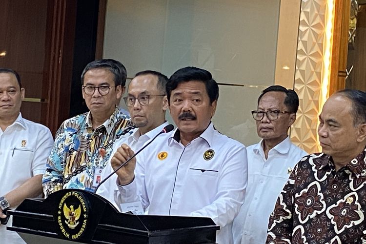 Menko Polhukam Hadi Tjahjanto (depan) usai memimpin rapat perdana Satgas Pemberantasan Judi Online di kantor Kemenko Polhukam, Jakarta Pusat, Rabu (19/6/2024).