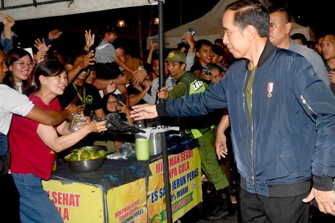 Jokowi Rayakan Tahun Baru di Solo, Sapa Warga dan Hampiri Stan UMKM
