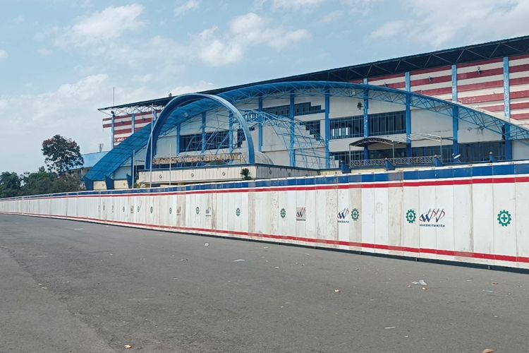 PT Waskita memasang pagar untuk membatasi aktivitas warga saat pelaksanaan proses renovasi Stadion Kanjuruhan.