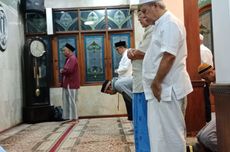 Jelang Pencoblosan, Ridwan Kamil Shalat Subuh dan Ziarah ke Makam Pangeran Jayakarta