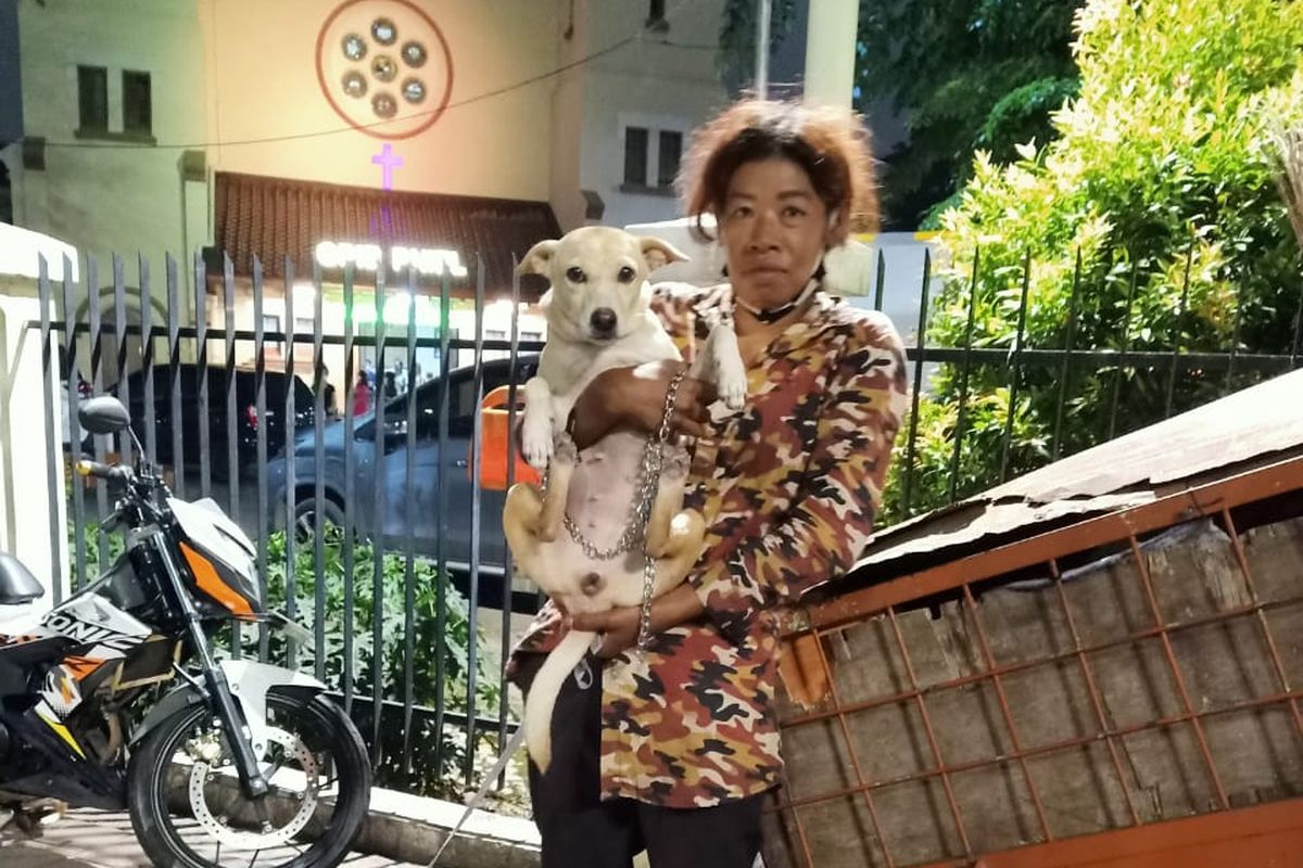 Balqis perempuan yang tinggal di gerobak bersama anjing dan kucing di Pasar Baru, Jakarta Pusat.
