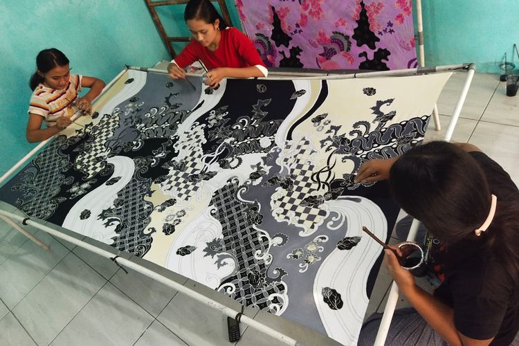 Proses pembuatan batik sekarwaru yang dilakukan leh Vivin Rofiqoh di Kecamatan Mayang Kabupaten Jember 