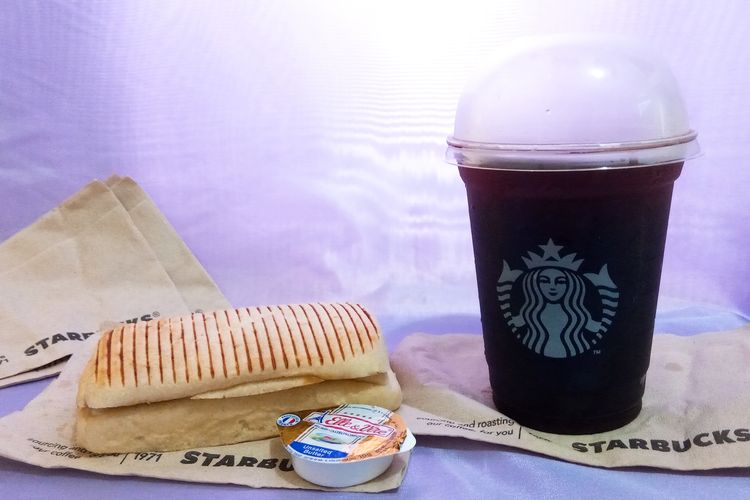 Peanut Butter Panini dan Iced Caffe Americano dalam paket sarapan Grande Morning dari Starbucks Indonesia, Kamis (7/1/2021).