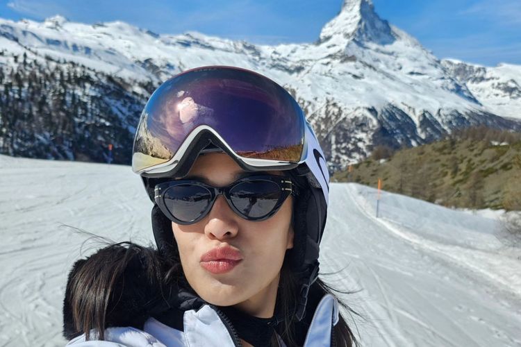 Dian Sastro membagikan momen bermain ski di Swiss saat libur baru-baru ini. 