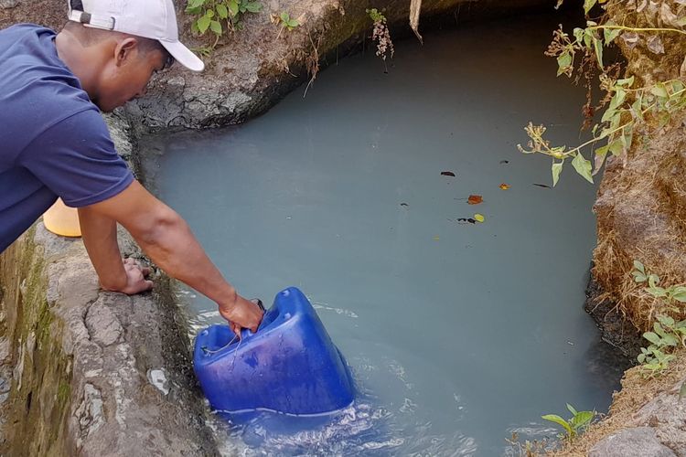 Kemarau Panjang, Warga Situbondo Andalkan Sumber Mata Air Berwarna Putih