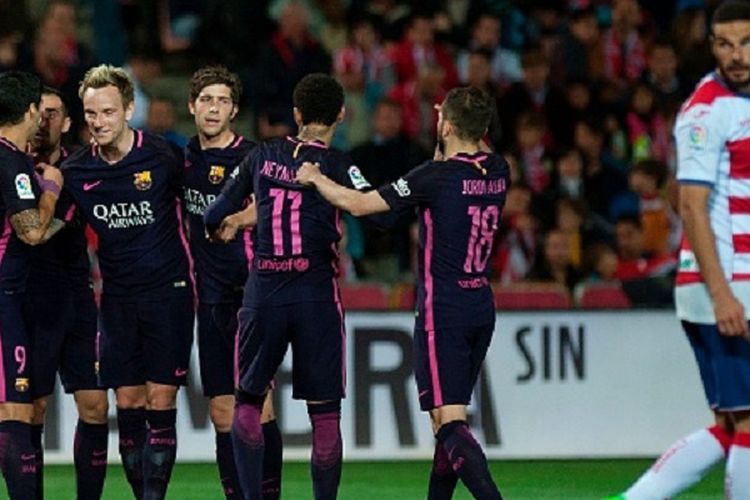 Para pemain Barcelona merayakan gol ke gawang Granada pada pertandingan lanjutan La Liga di Stadion Nuevo Los Carmenes, Minggu (2/4/2017). 