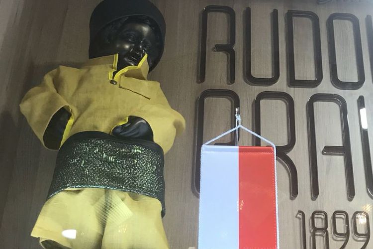 Manneken Pis menggunakan baju adat Indonesia