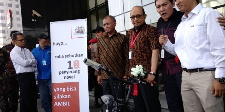 Penyidik KPK Novel Baswedan mendapat sambutan di hari pertama kerja di Gedung KPK Jakarta, Jumat (27/7/2018).