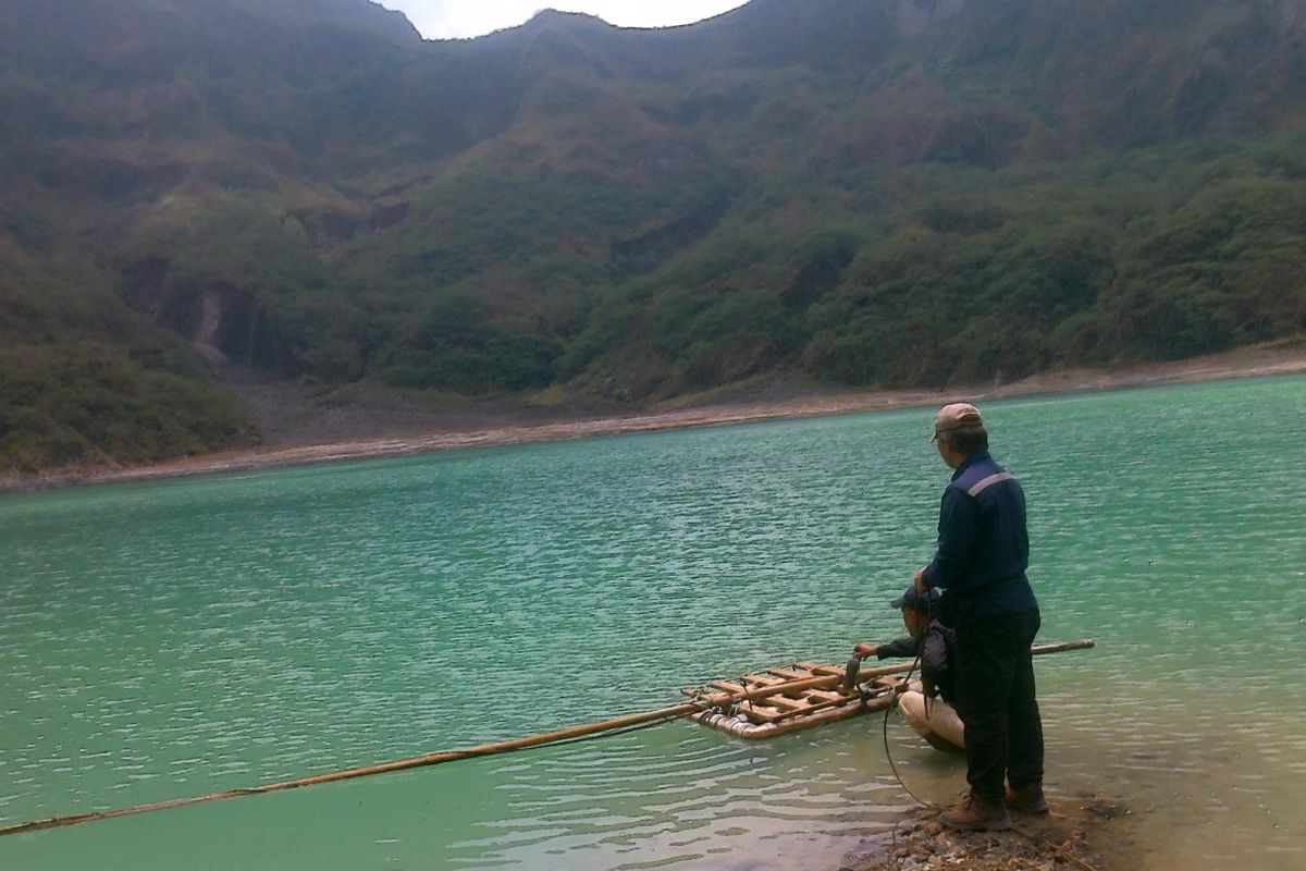 Petugas PVMBG memasang Hobo, alat pengukur temperatur air danau kawah Gunung Kelud, Jawa Timur, pada medio September 2023..