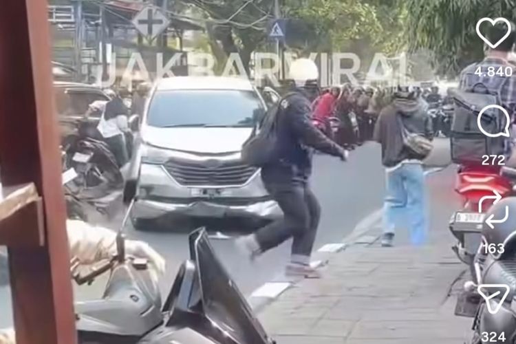 Mobil Tabrak Sejumlah Kendaraan di Kembangan Jakbar, Satu Korban Patah Tulang