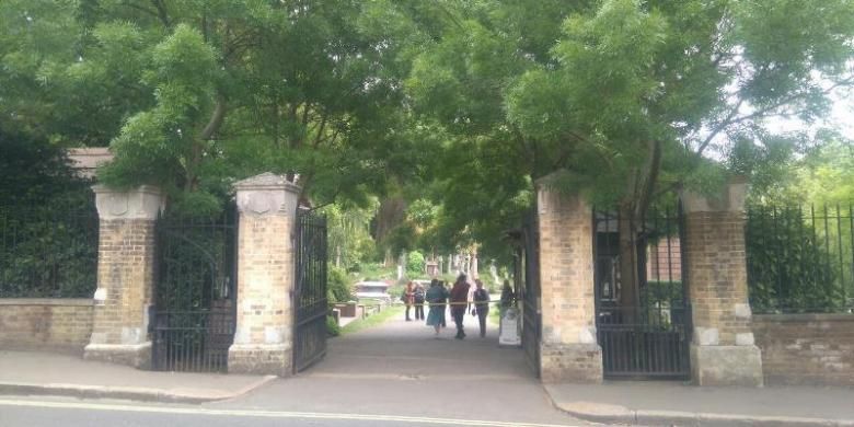 Lewat pintu gerbang sisi timur pemakaman Highgate inilah para pengunjung datang untuk melihat makam Karl Marx.