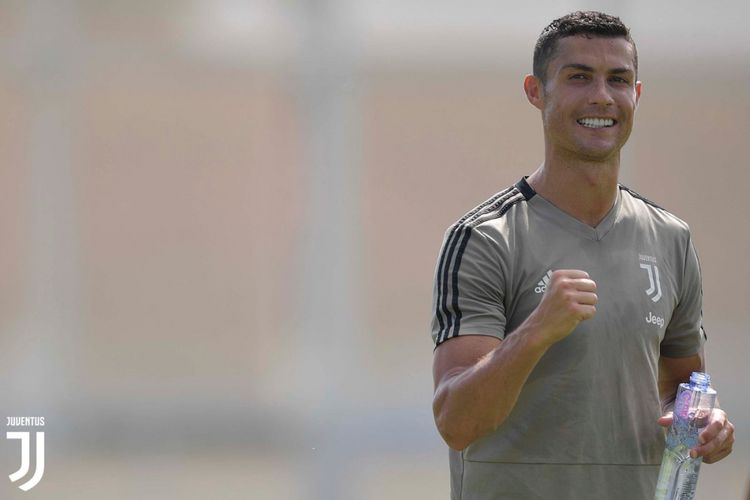 Penyerang Juventus, Cristiano Ronaldo, dalam sebuah sesi latihan.