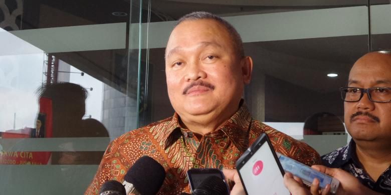 Gubernur Sumatera Selatan Alex Noerdin usai diperiksa di Kejaksaan Agung, Jakarta, Jumat (29/4/2016).
