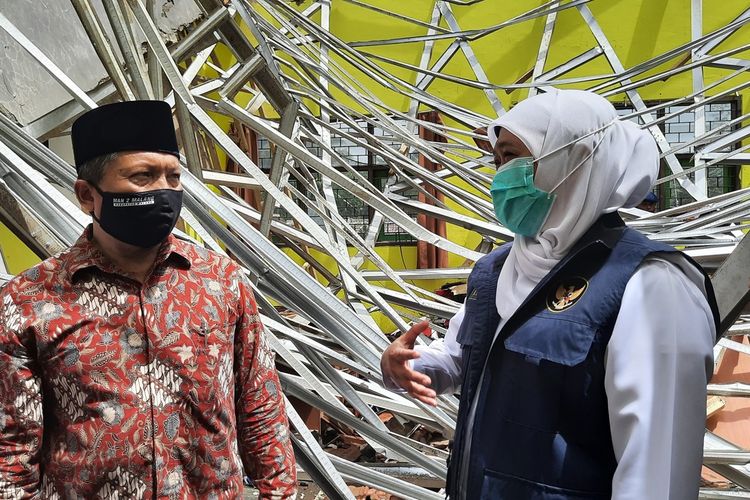 Gubernur Jawa Timur Khofifah Indar Parawansa saat meninjau terdampak gempa di MAN 2 Malang di Kecamatan Turen, Kabupaten Malang, Minggu (11/4/2021).