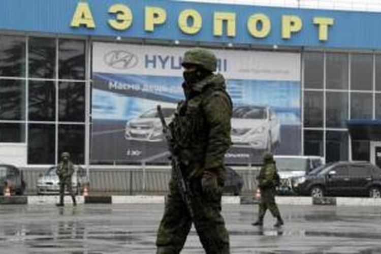 Pasukan Rusia menjaga ketat bandara Simferopol, Crimea.