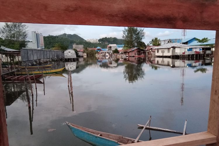 Rumah kediaman Yahya Numberi, salah satu rumah warga yang kesulitan air bersih selama puluhan tahun di pinggiran Sungai Hanyaan, Kelurahan Entrop, Distrik Jayapura Selatan, Kota Jayapura, Papua, Minggu (23/10/2022).