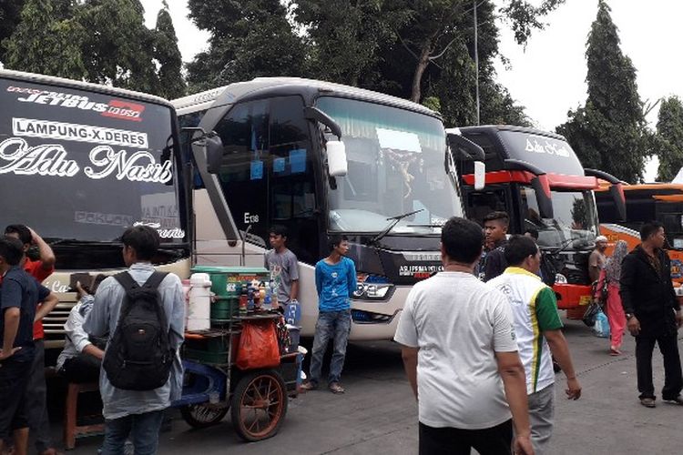 Arus mudik lebaran mulai terlihat sibuk di Terminal Kalideres, Jakarta Barat pada Jumat (8/6/2018).