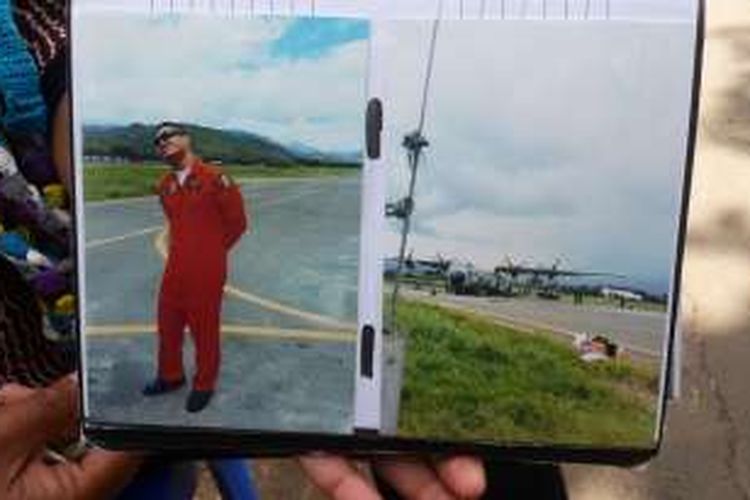 Keluarga menunjukkan foto Mayor Pnb Marlon Ardiles Kawer, Senin (19/12/2016) di rumah dinasnya di komplek Lanud Abdulrachman Saleh. Foto itu diambil oleh keluarganya pada Bulan Juli lalu saat berada di Bandara Wamena, Papua.