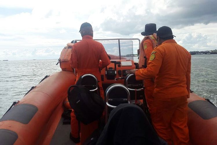 Tim Sar Kota Tarakan melakukan upaya pencarian perahu nelayan yang hilang karena mesin perahu yang mengalami mati mesin saat pulang melaut. Perahu yang hilang sejak Sabtu (10/06) baru dilaporkan kepada Tim Sar hari Rabu.  