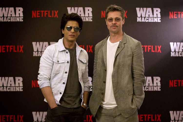 Aktor Bollywood Shah Rukh Khan dan aktor Hollywood Brad Pitt berpose dalam acara pemutaran perdana War Machine di Mumbai, India, Rabu (24/5/2017).