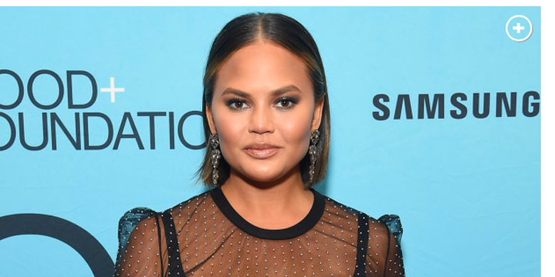 Super model Chrissy Teigen akhirnya mengungkapkan bahwa ia baik-baik saja setelah kehilangan anak ketiganya karena keguguran.