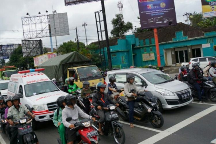 Kondisi kepadatan Simpang Empat Kentungan di sisi barat menuju Timur. 