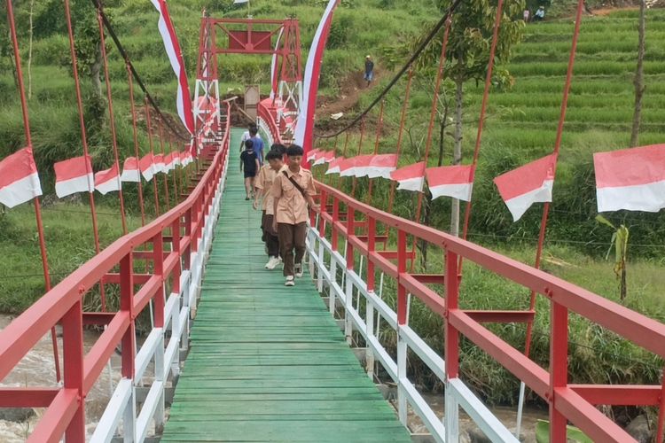 Tak Ada Lagi Seragam Basah, Jembatan Rintis Garuda Sambung Asa Warga di Pelosok Bandung