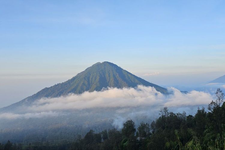 Pemandangan alam di sekitar Gunung Ijen