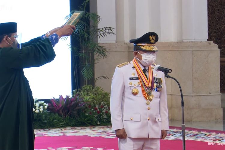 Foti tangkapan layar Sekretariat Presiden: Presiden Joko Widodo melantik Gubernur dan Wakil Gubernur Jambi, Al Haris-Abdullah Sani, di Istana Kepresidenan, Jakarta, Rabu (7/7/2021).