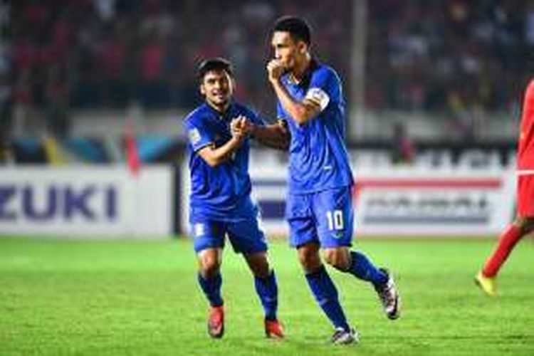 Striker tim nasional Thailand, Teerasil Dangda (kanan), merayakan gol ke gawang Myanmar pada partai leg pertama semifinal Piala AFF 2016 di Stadion Thuwanna, Yangon, Minggu (4/12/2016) petang.