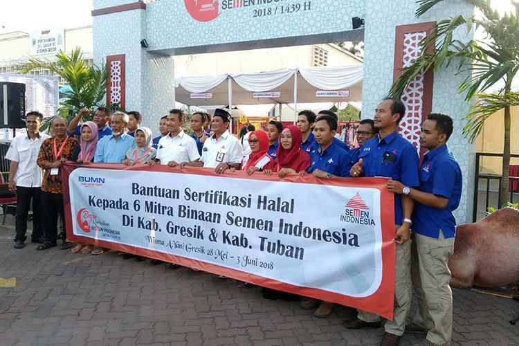 Jajaran PT Semen Indonesia menyerahkan sertifikasi halal secara simbolis kepada UKM mitra binaan.