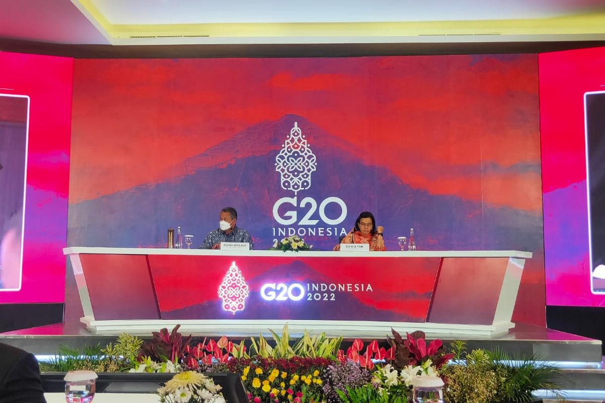 Gubernur Bank Indonesia Perry Warjiyo dan Menteri Keuangan Sri Mulyani saat konferensi pers hasil pertemuan ketiga menteri keuangan dan gubernur bank sentral negara anggota G20 (3rd Finance Ministers and Central Bank Governors/FMCBG) di Bali Nusa Dua Convenience Centre di Bali pada Sabtu (16/7/2022).