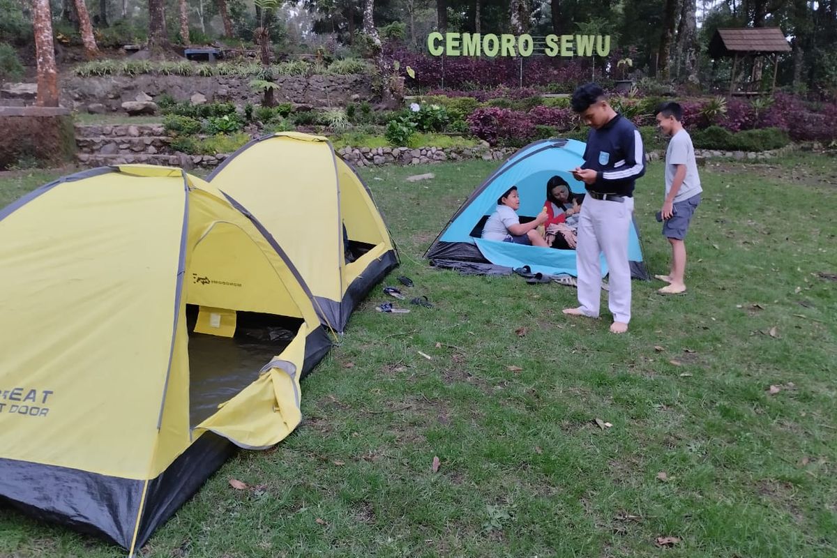 Tenda milik Bimo Dewobroto saat ngecamp di Basecamp pendakian Cemoro Sewu, Gunung Lawu.